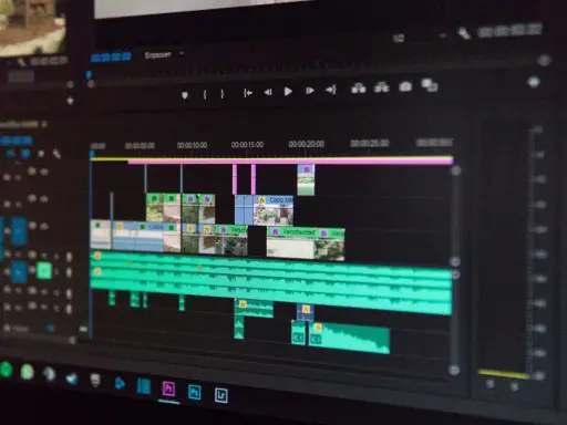 Ekran komputera z oprogramowaniem do montażu filmów. Widoczna oś czasu z klipami wideo i ścieżkami audio, gotowa do edycji.
