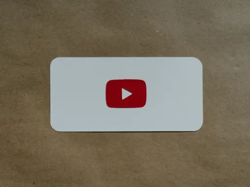 Biała karta z czerwonym logo YouTube, symbolem odtwarzania, który nie jest wtyczką do łapek w dół.