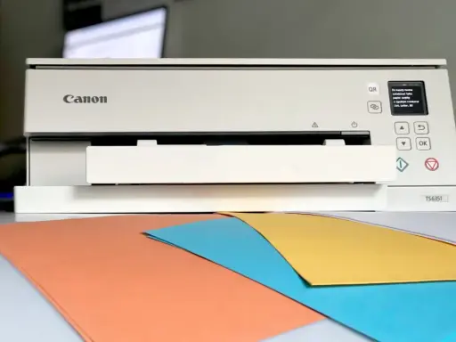 Drukarka Canon TS6351 drukuje puste kartki? Sprawdź tusz i ustawienia papieru. Kolorowe kartki czekają na wydruk.