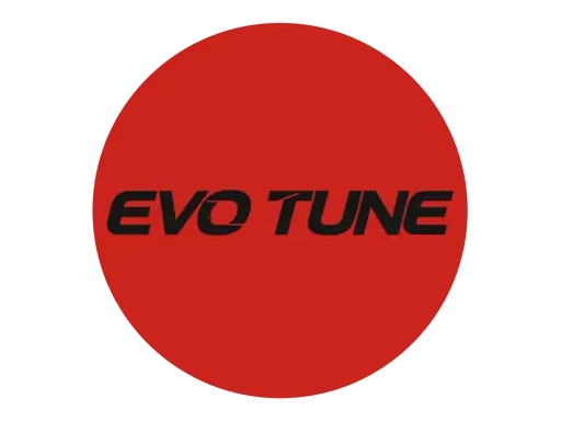 Czerwone koło z czarnym napisem EVO TUNE. To logo może kojarzyć się z zaawansowanym autotune evo, który poprawia dźwięk.