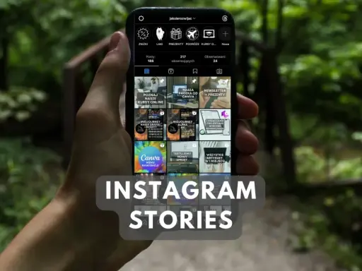Jak zapisać relacje z Instagrama? Na ekranie telefonu widać profil z różnymi treściami, w tym kursami i grafikami.