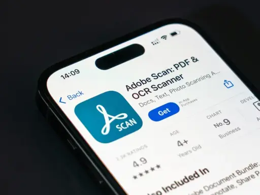 Aplikacja Adobe Scan na iPhone'a ułatwia skanowanie dokumentów.