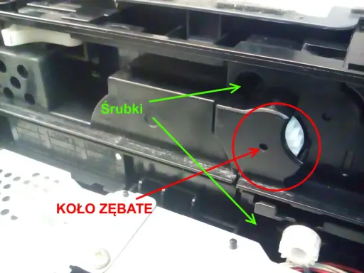 Wnętrze drukarki Brother, gdzie śrubki i koło zębate mogą być przyczyną problemu z pobieraniem papieru.