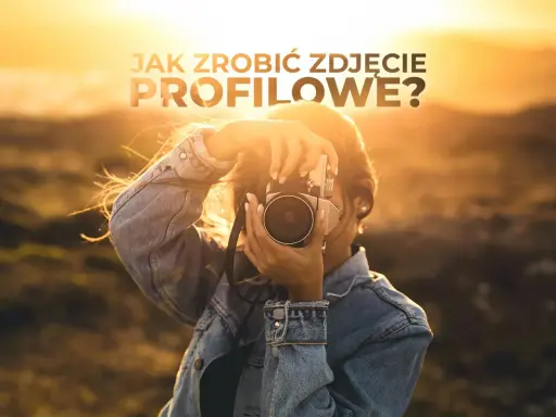 Dziewczyna w dżinsowej kurtce robi zdjęcie aparatem na tle zachodzącego słońca. Idealne tło do profilowego.