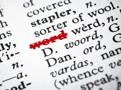 Przekreślony tekst "word" w słowniku.