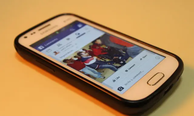 Smartfon z Facebookiem. Widoczna galeria zdjęć, przyciski "Lubię to", "Komentarz", "Udostępnij". Maksymalny rozmiar filmu na FB jest tu kluczowy.