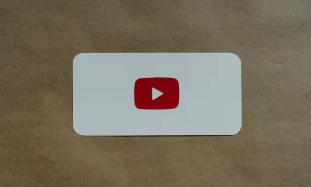 Biała karta z czerwonym logo YouTube, symbolem odtwarzania, który nie jest wtyczką do łapek w dół.