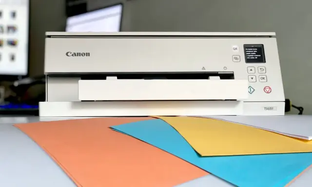 Drukarka Canon TS6351 drukuje puste kartki? Sprawdź tusz i ustawienia papieru. Kolorowe kartki czekają na wydruk.