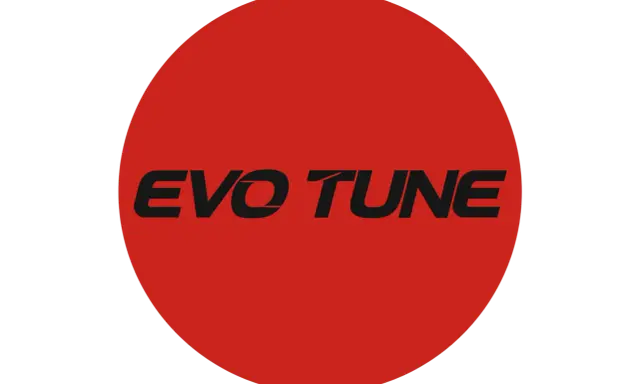 Czerwone koło z czarnym napisem EVO TUNE. To logo może kojarzyć się z zaawansowanym autotune evo, który poprawia dźwięk.