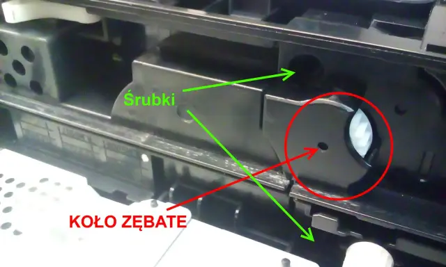 Wnętrze drukarki Brother, gdzie śrubki i koło zębate mogą być przyczyną problemu z pobieraniem papieru.