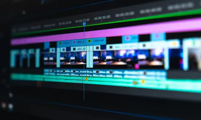 Edycja wideo: jak zmontować film z krótkich filmików na osi czasu. Widok na ekran komputera z programem do edycji.
