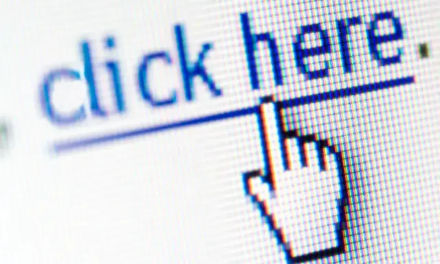 Kursor myszy nad tekstem "click here". Dowiedz się, jak usunąć hiperłącze, gdy już nie jest potrzebne.