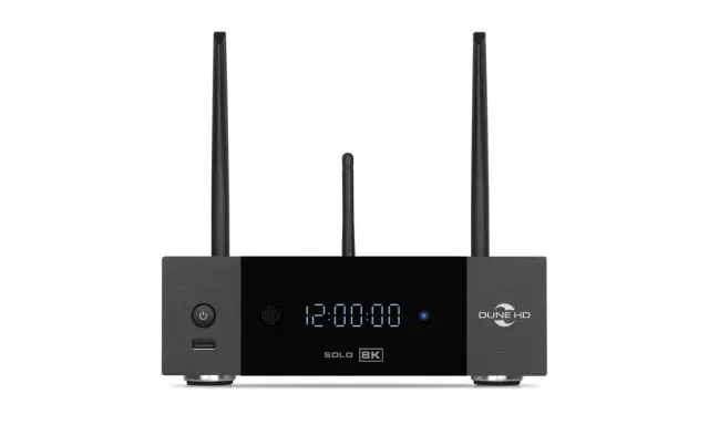 Nowoczesny cinema player Dune HD Solo 8K z trzema antenami i wyświetlaczem czasu.