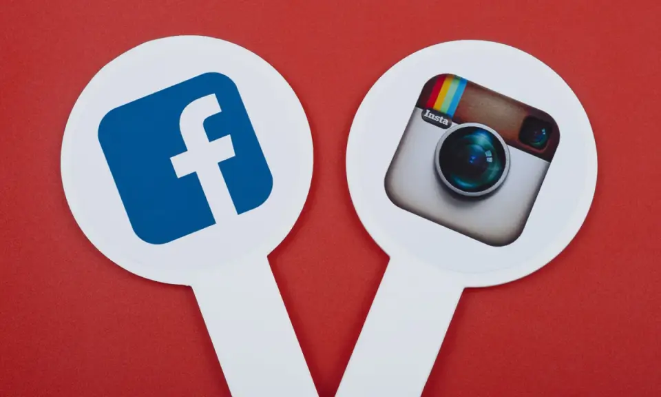 Ikony Facebooka i Instagrama obok siebie. Dowiedz się, jak odłączyć Facebooka od Instagrama.