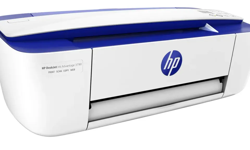 Biało-niebieska drukarka HP DeskJet Ink Advantage 3790. Różnica między drukarką laserową a atramentową jest kluczowa przy wyborze.