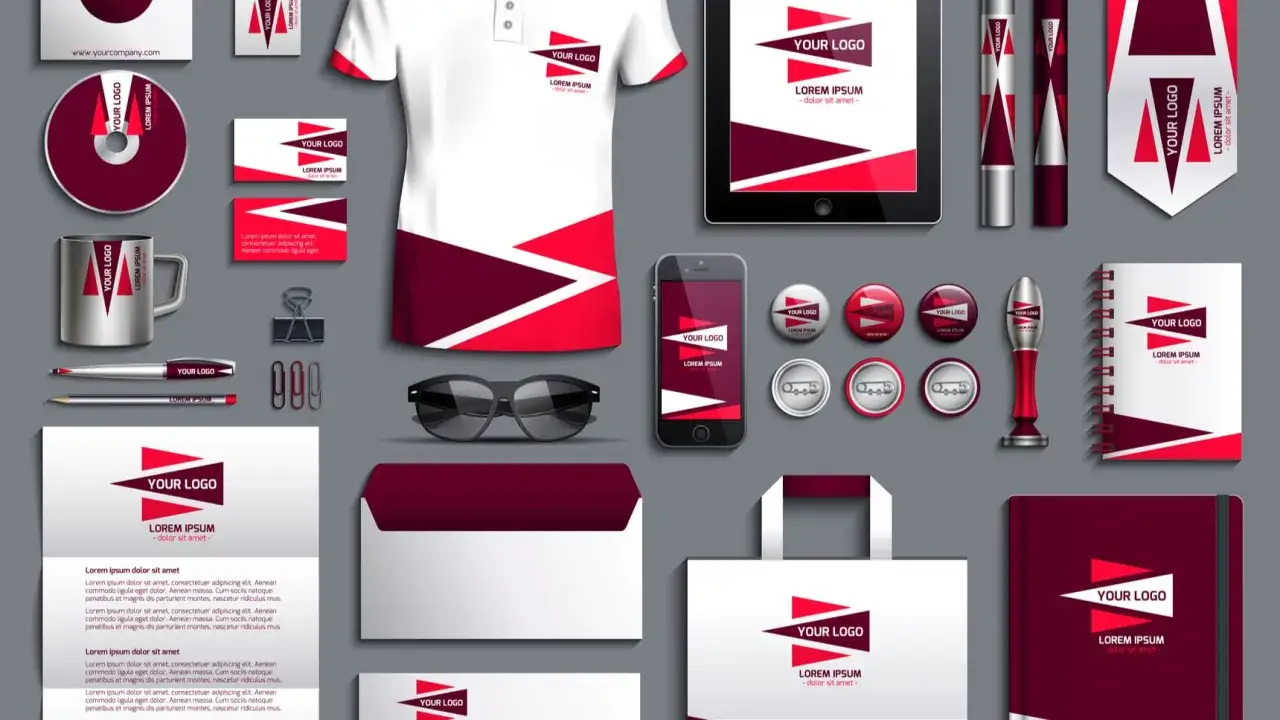Zestaw materiałów promocyjnych z logo: koszulka, kubek, tablet, telefon, długopis, notes, torba. Idealne inspiracje, jak zrobić plakat i spójną identyfikację wizualną.