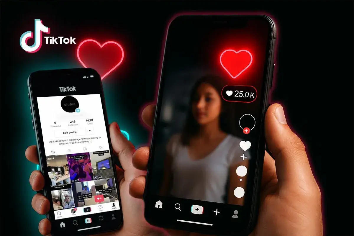 Dwie dłonie trzymają telefony z aplikacją TikTok. Na jednym widać profil, na drugim filmik z serduszkiem i 25 tys. polubień. To pokazuje, czym jest interakcja na TikToku.