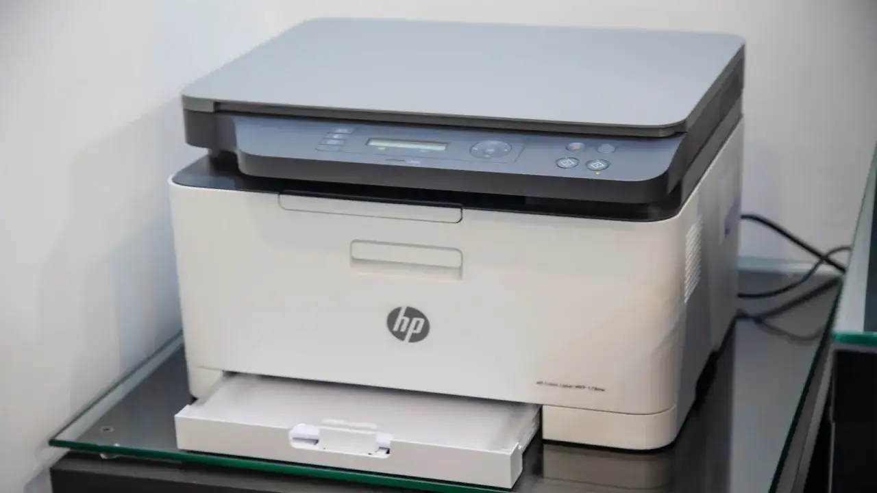Drukarka HP Color Laser MFP 178nw stoi na szklanej p&oacute;łce. Nie chce się połączyć z wifi, co frustruje użytkownika.
