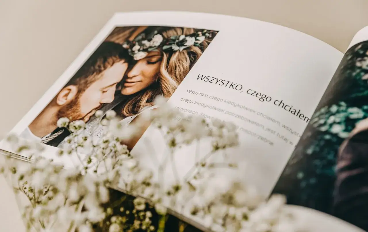 Otwarta fotoksiążka z parą młodą i tekstem 